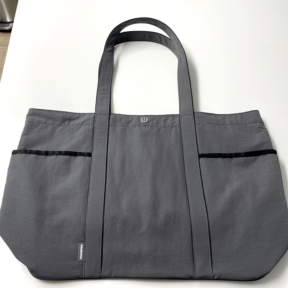 Lululemon Daily Multi-Pocket Tote Bag 20L Excellent used condition